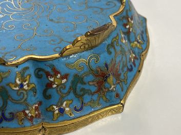 Een paar Chinese bloemvormige cloisonn&eacute; schotels, Qianlong