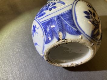 Een Chinese blauw-witte kalebasvaas met floraal decor, Wanli
