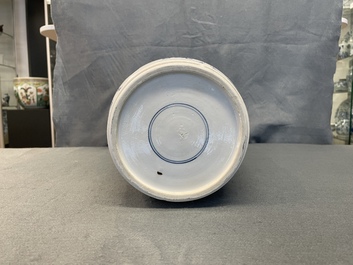 Un vase de forme rouleau en porcelaine de Chine en bleu et blanc, Kangxi