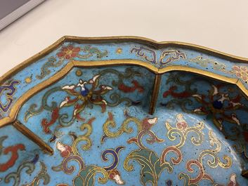 Een paar Chinese bloemvormige cloisonn&eacute; schotels, Qianlong