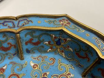 Een paar Chinese bloemvormige cloisonn&eacute; schotels, Qianlong