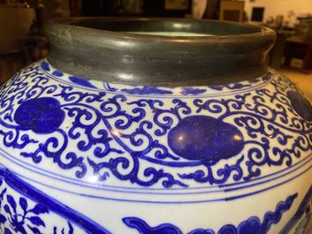 Un pot en porcelaine de Chine en bleu et blanc &agrave; d&eacute;cor de dragons, Jiajing