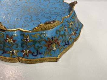 Een paar Chinese bloemvormige cloisonn&eacute; schotels, Qianlong