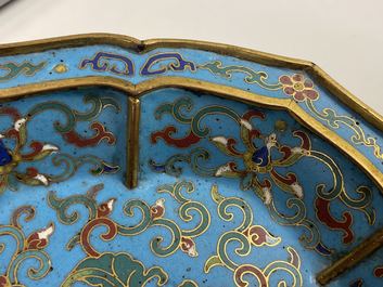 Een paar Chinese bloemvormige cloisonn&eacute; schotels, Qianlong