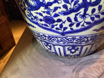 Un pot en porcelaine de Chine en bleu et blanc &agrave; d&eacute;cor de dragons, Jiajing