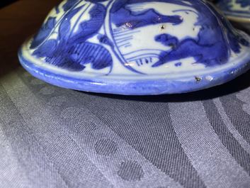 Twee Chinese blauw-witte dekselvazen, Wanli
