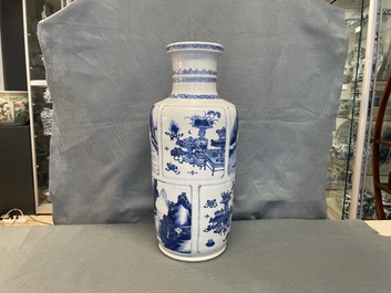 Un vase de forme rouleau en porcelaine de Chine en bleu et blanc, Kangxi