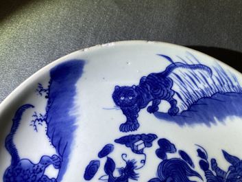 Une coupe en porcelaine de Chine en bleu et blanc &agrave; d&eacute;cor d'animaux mythiques, marque et &eacute;poque de Shunzhi