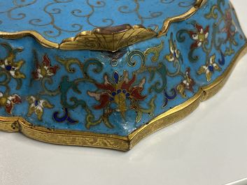 Een paar Chinese bloemvormige cloisonn&eacute; schotels, Qianlong