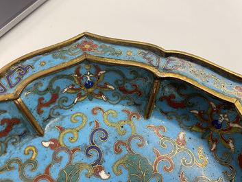 Een paar Chinese bloemvormige cloisonn&eacute; schotels, Qianlong