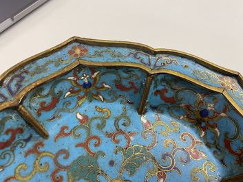 Een paar Chinese bloemvormige cloisonn&eacute; schotels, Qianlong