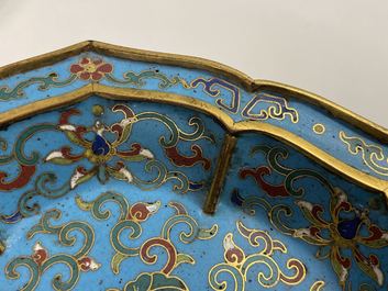 Een paar Chinese bloemvormige cloisonn&eacute; schotels, Qianlong