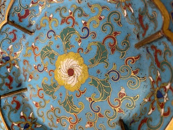 Een paar Chinese bloemvormige cloisonn&eacute; schotels, Qianlong