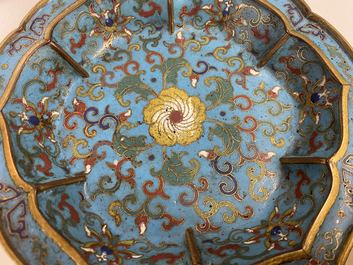 Een paar Chinese bloemvormige cloisonn&eacute; schotels, Qianlong
