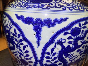 Un pot en porcelaine de Chine en bleu et blanc &agrave; d&eacute;cor de dragons, Jiajing