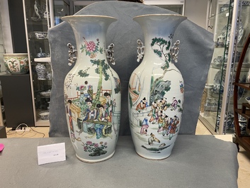 Deux vases en porcelaine de Chine famille rose, 19/20&egrave;me