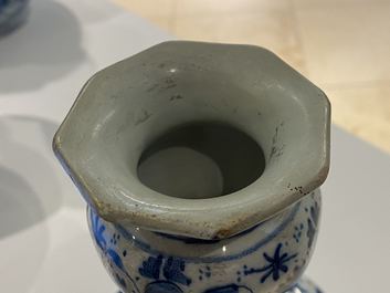 Vier blauw-witte Delftse vazen, 17/18e eeuw