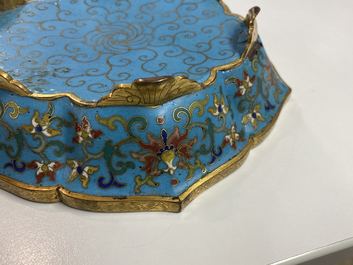 Een paar Chinese bloemvormige cloisonn&eacute; schotels, Qianlong