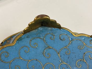 Een paar Chinese bloemvormige cloisonn&eacute; schotels, Qianlong