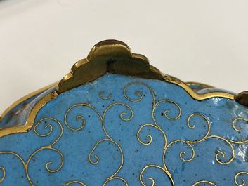 Een paar Chinese bloemvormige cloisonn&eacute; schotels, Qianlong