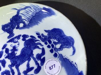 Une coupe en porcelaine de Chine en bleu et blanc &agrave; d&eacute;cor d'animaux mythiques, marque et &eacute;poque de Shunzhi