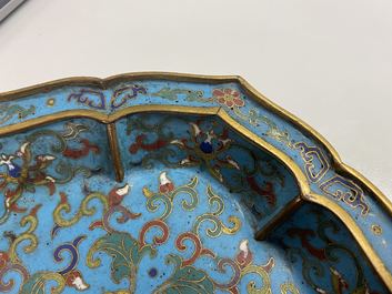 Een paar Chinese bloemvormige cloisonn&eacute; schotels, Qianlong