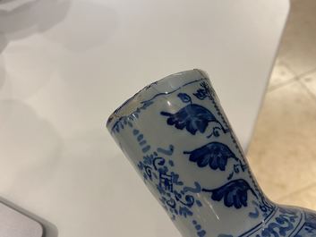 Vier blauw-witte Delftse vazen, 17/18e eeuw