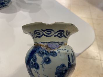 Vier blauw-witte Delftse vazen, 17/18e eeuw