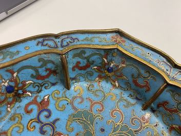Een paar Chinese bloemvormige cloisonn&eacute; schotels, Qianlong