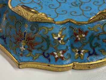 Een paar Chinese bloemvormige cloisonn&eacute; schotels, Qianlong