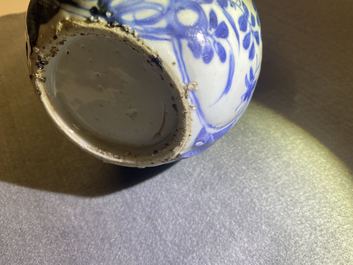 Een Chinese blauw-witte kalebasvaas met floraal decor, Wanli