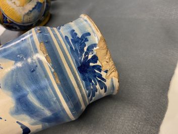 Een collectie van vijf blauw-witte Spaanse albarelli, 17e eeuw