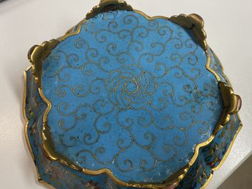 Een paar Chinese bloemvormige cloisonn&eacute; schotels, Qianlong