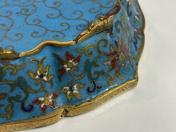 Een paar Chinese bloemvormige cloisonn&eacute; schotels, Qianlong