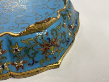 Een paar Chinese bloemvormige cloisonn&eacute; schotels, Qianlong