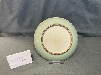 Un plat en porcelaine de Chine c&eacute;ladon monochrome &agrave; d&eacute;cor incis&eacute;, Qianlong