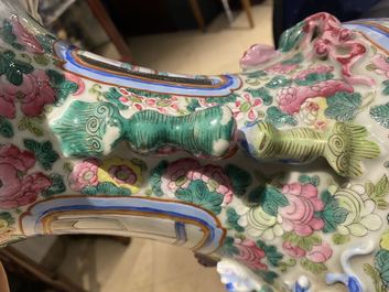 Une paire de vases en porcelaine de Chine famille rose, 19&egrave;me
