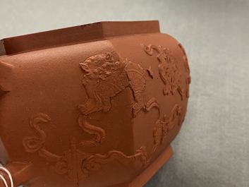 Une th&eacute;i&egrave;re couverte de forme hexagonale en gr&egrave;s de Yixing, Chine, Kangxi