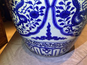Un pot en porcelaine de Chine en bleu et blanc &agrave; d&eacute;cor de dragons, Jiajing