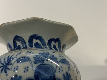 Vier blauw-witte Delftse vazen, 17/18e eeuw