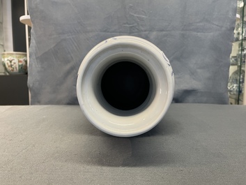 Un vase de forme rouleau en porcelaine de Chine en bleu et blanc, Kangxi