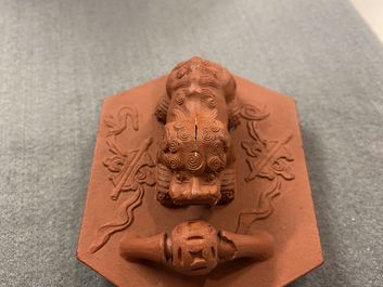 Une th&eacute;i&egrave;re couverte de forme hexagonale en gr&egrave;s de Yixing, Chine, Kangxi