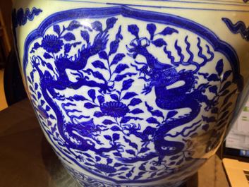 Un pot en porcelaine de Chine en bleu et blanc &agrave; d&eacute;cor de dragons, Jiajing