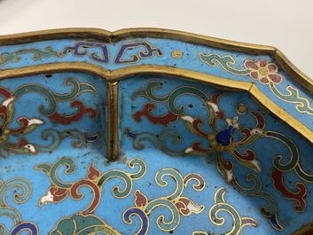 Een paar Chinese bloemvormige cloisonn&eacute; schotels, Qianlong