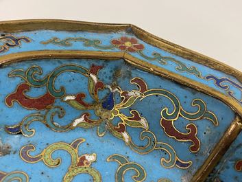 Een paar Chinese bloemvormige cloisonn&eacute; schotels, Qianlong