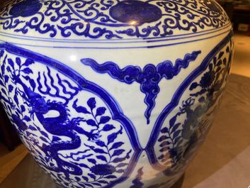 Un pot en porcelaine de Chine en bleu et blanc &agrave; d&eacute;cor de dragons, Jiajing