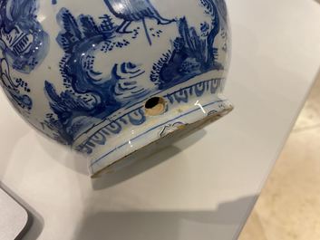 Vier blauw-witte Delftse vazen, 17/18e eeuw