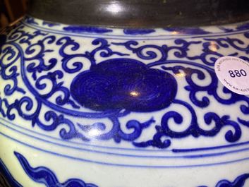Un pot en porcelaine de Chine en bleu et blanc &agrave; d&eacute;cor de dragons, Jiajing