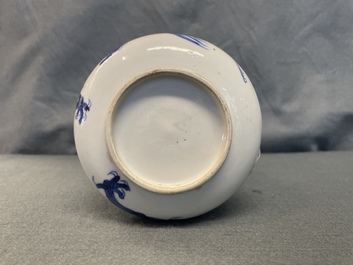 Un br&ucirc;le-parfum en porcelaine de Chine en bleu et blanc, Kangxi