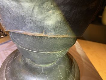 Een Japanse bronzen en koperen figuur van Kanzeon Bosatsu met inscriptie, Edo